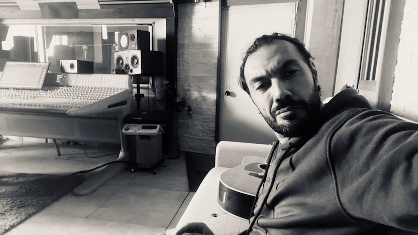 “Nascosto in aria” – Giulio Brando e il disco da ascoltare da soli, a occhi chiusi