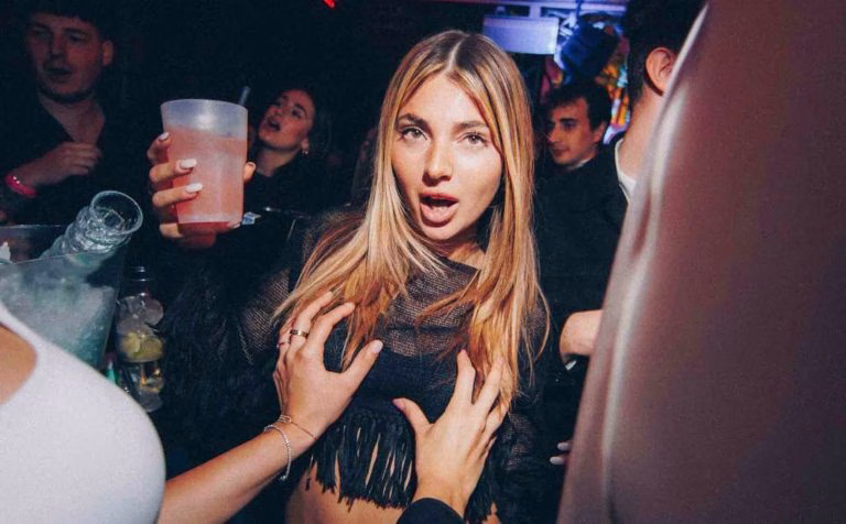 River loves girls 773014