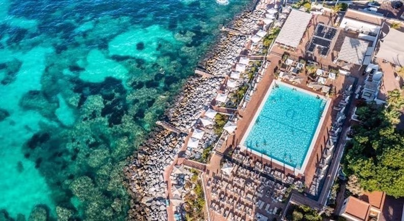 The Beach Sicily a Ferragosto ’25 emoziona: 14/8 Fantasy Gala Show, 15/8 Lunch DJ set… e dalle 21 street food @ Cava