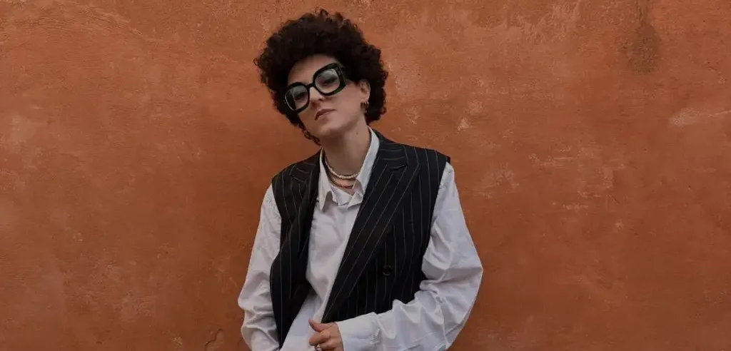 Lisa Ardini racconta la ricostruzione di sé dopo un addio in “Dolce Amaro”, il suo nuovo singolo prodotto da Alessio Bernabei