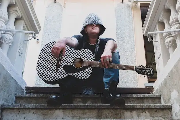 “Postumi”, il ritorno di un outsider che racconta le contraddizioni del presente