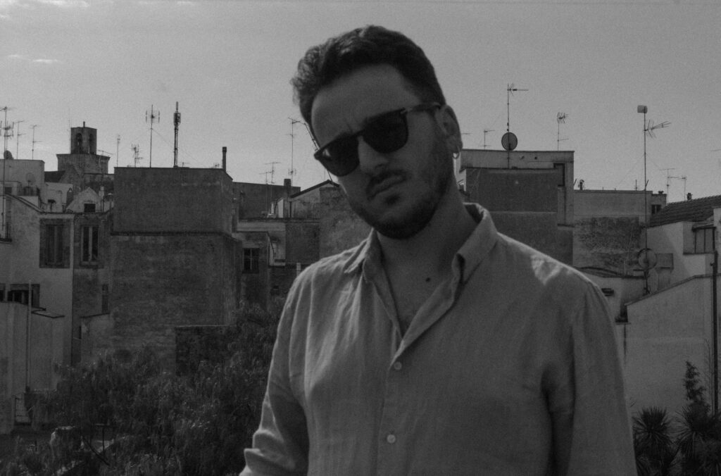 Raccontare l’Altro Dentro di Sé: La Musica come Empatia e Riflessione Generazionale nell’intervista con Mariano Casulli