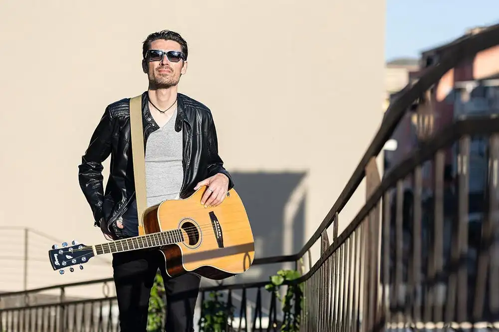 Accame torna sulle piattaforme digitali con “Ragazza rossetto fragola”