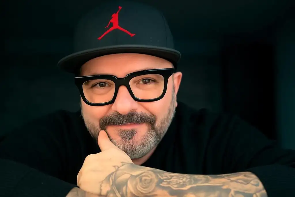 La factory di Eros Ramazzotti ha una nuova penna: Cinado riporta la parola al centro del pop italiano