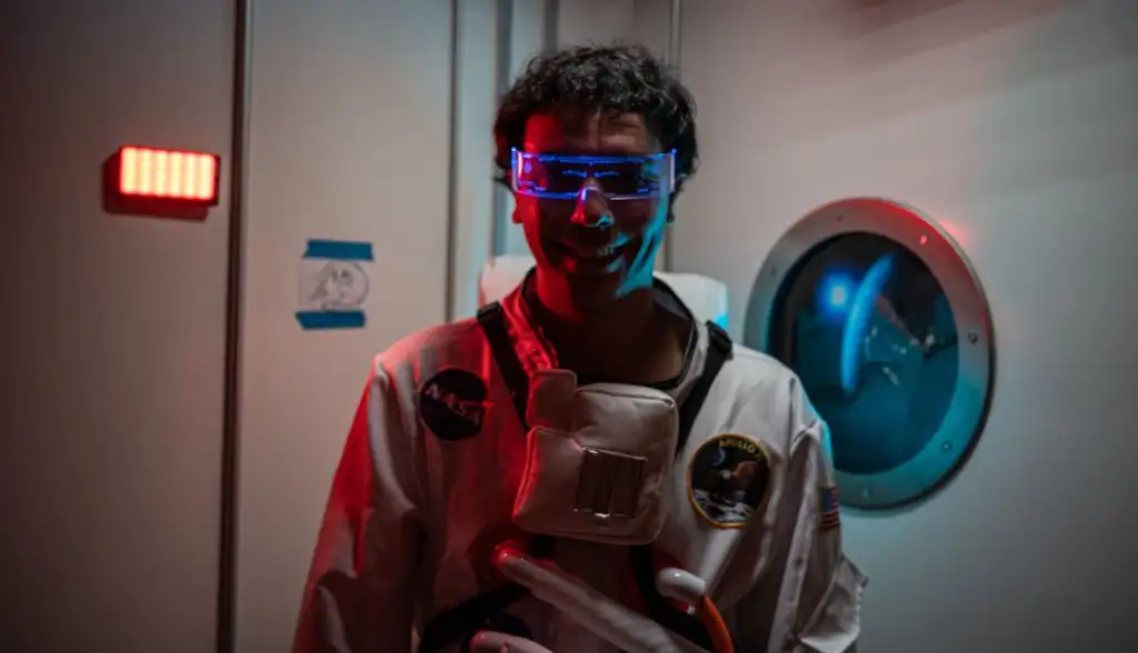 “Non c’è mistero se quello che provi è vero”: Marino Alberti torna con “Il primo bacio sulla Luna”