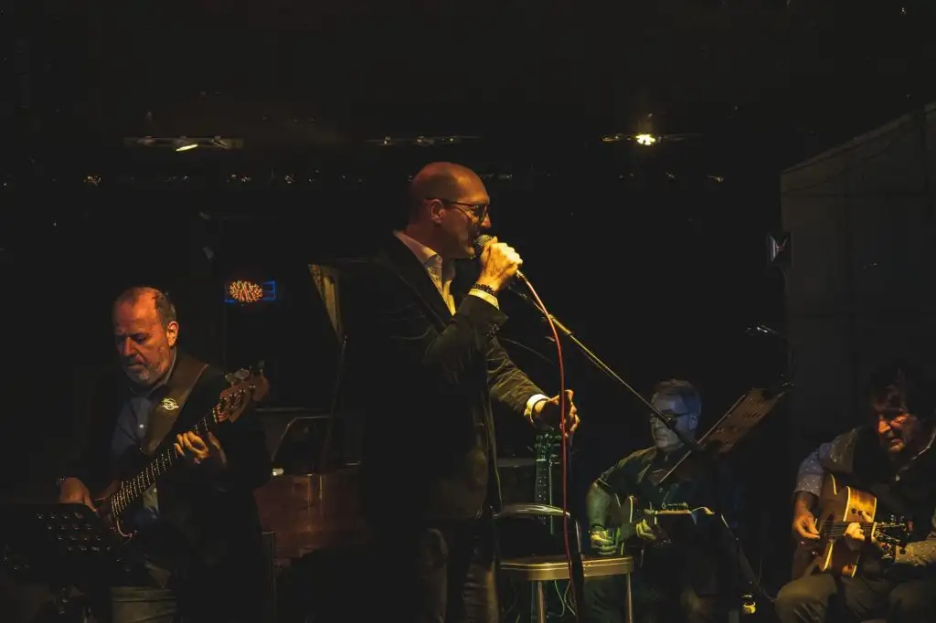 Viviamo in un abbaglio permanente: “Non credere a niente” di Roberto Funaro racconta il disorientamento attuale