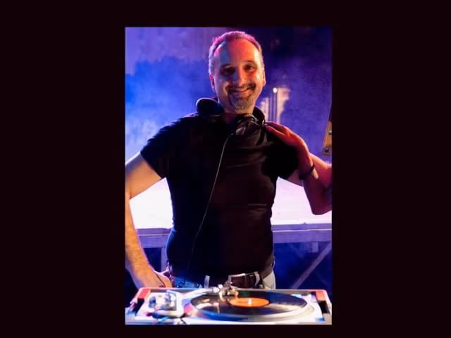 DJ